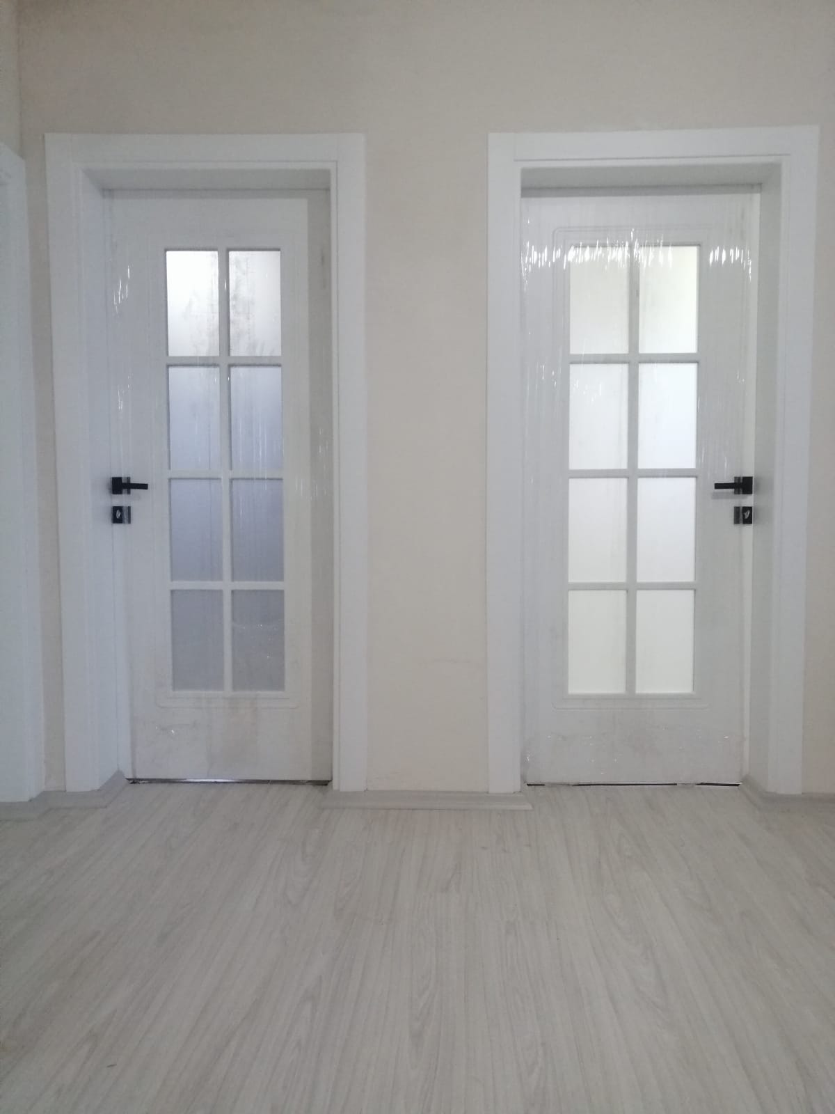 Desenli Buzlu Camlı Dekoratif İç Oda Kapısı – Beyaz & Ahşap Kasa