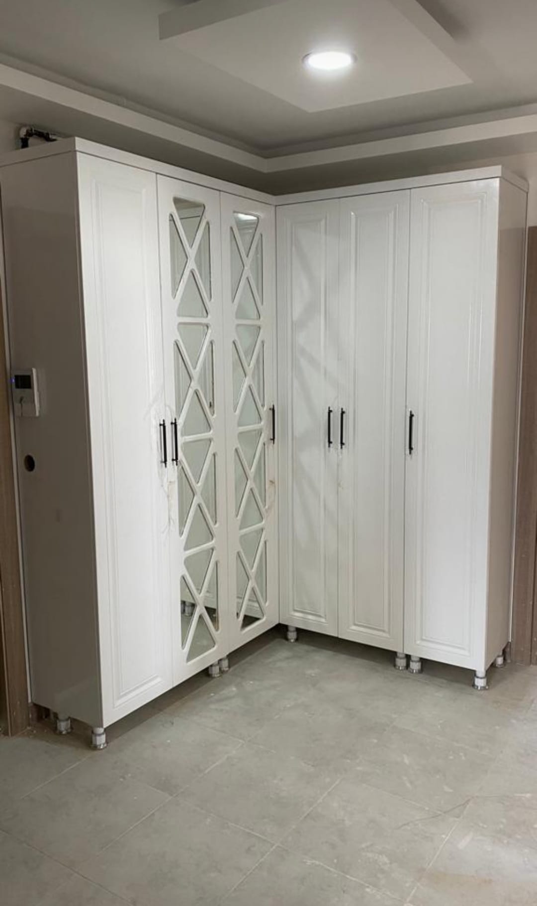 Klasik Beyaz Köşe Dolap Seti (Aynalı Geometrik Desenli Kapaklar)