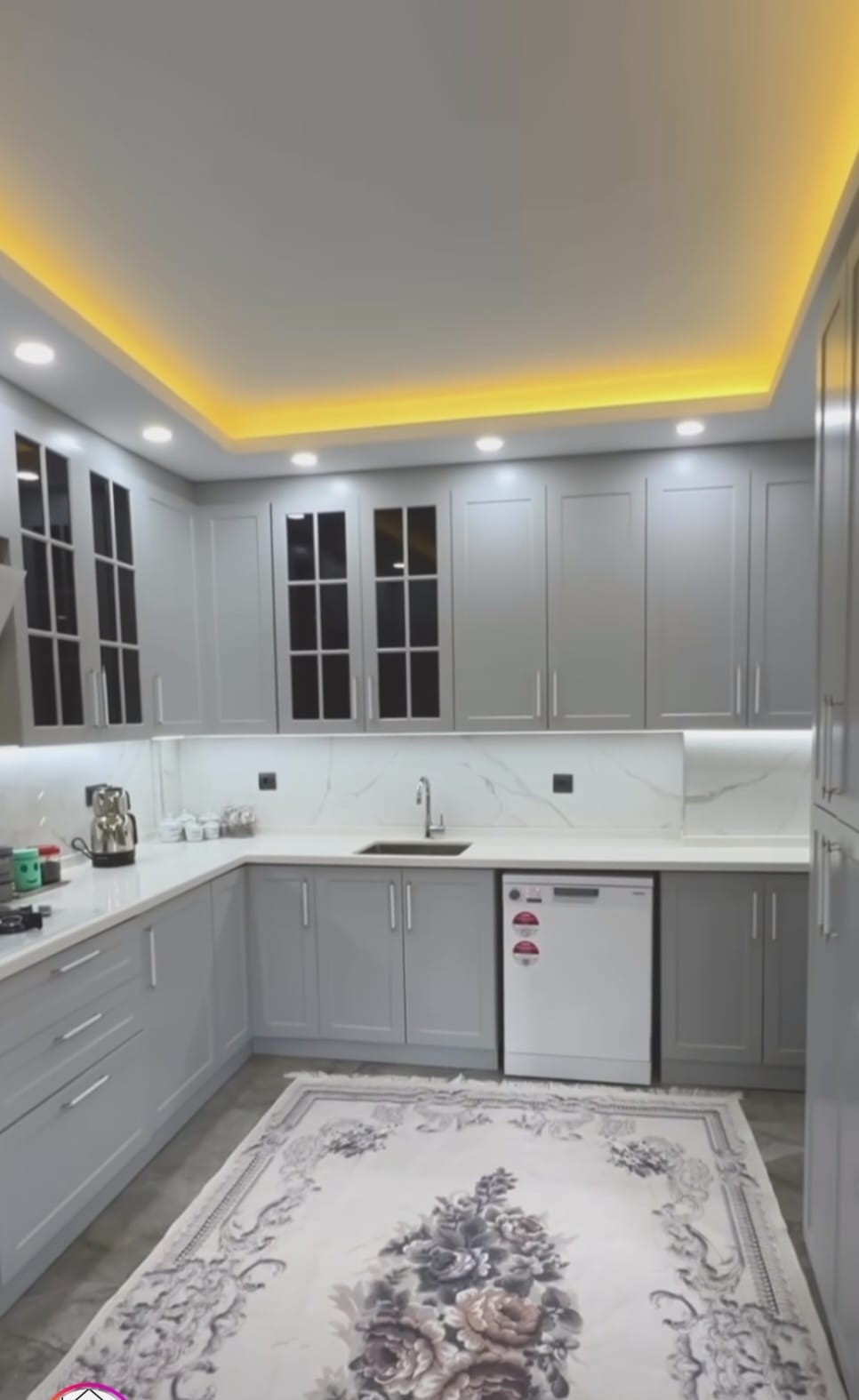 Klasik Beyaz Mutfak Seti (Ahşap Desenli Dolaplar + LED Aydınlatmalı Tavan)
