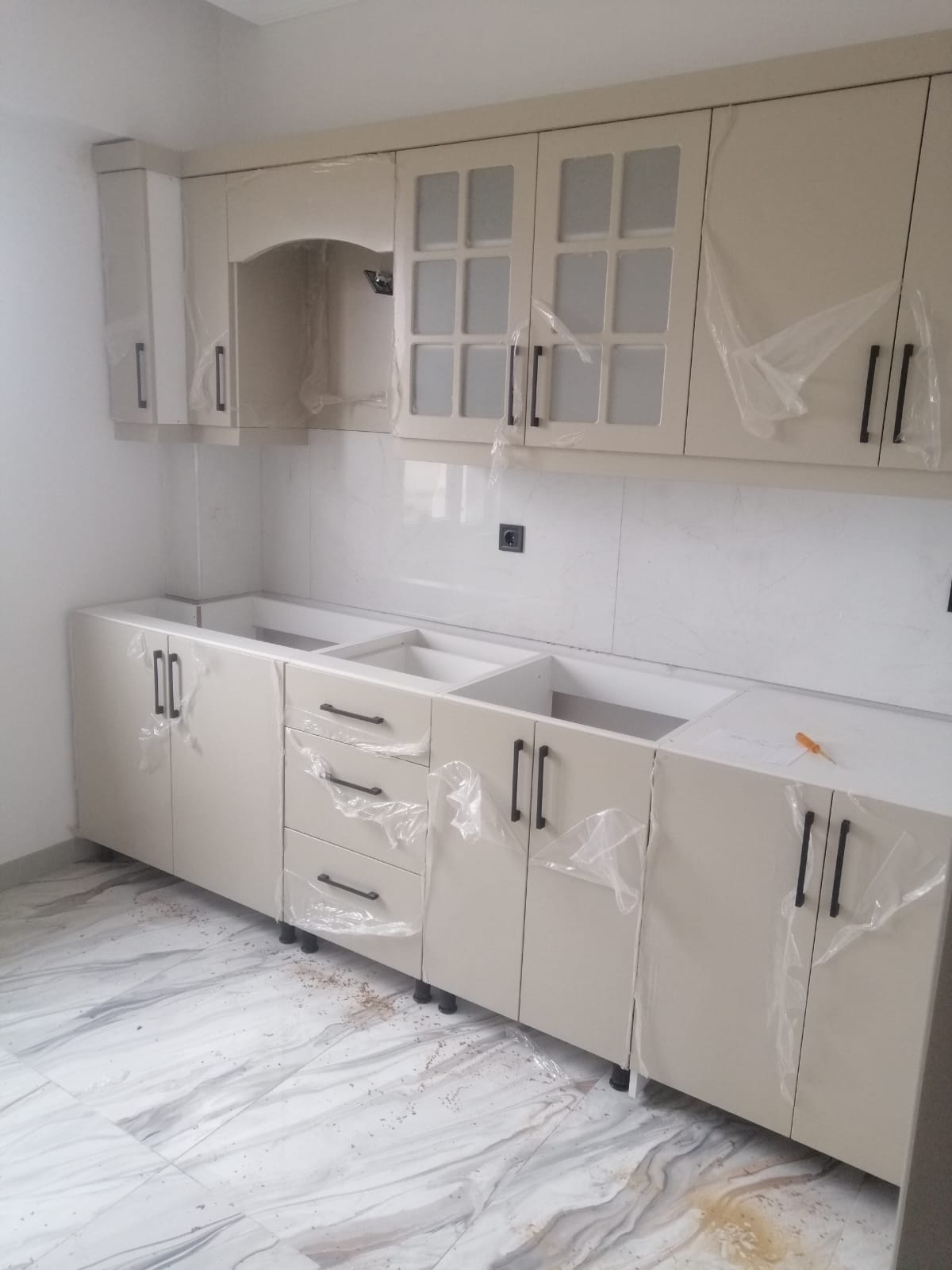 Minimalist Ahşap & Gri Tonlu Mutfak Seti (Yatay Dolap + Doğal Ahşap Çalışma Yüzeyi)