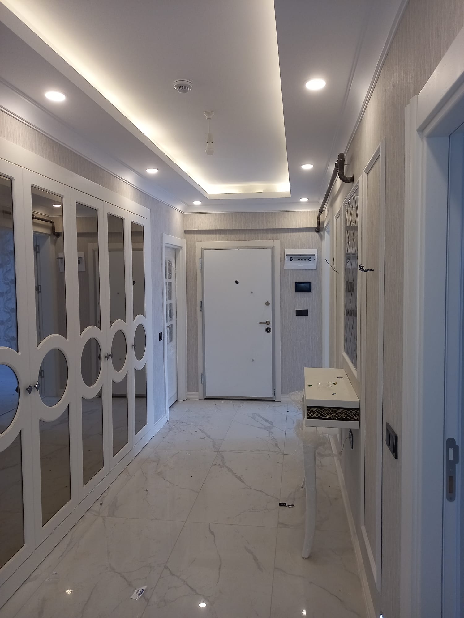 Modern Beyaz Koridor ve Antre Tasarımı (Aynalı Dolap + LED Aydınlatmalı Tavan)