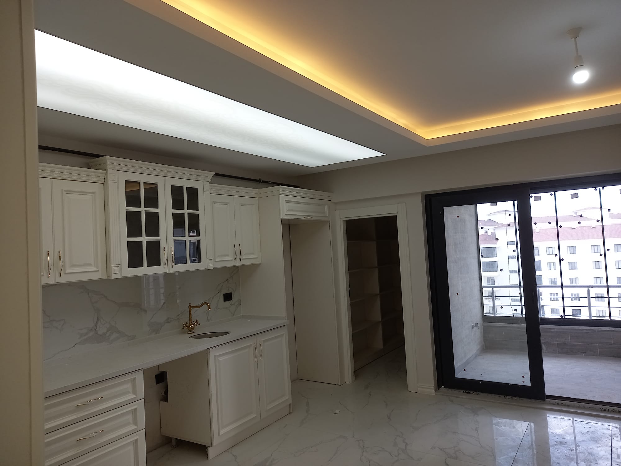 Modern Oturma Odası / Yatak Odası Tasarımı (Desenli Duvar Kağıdı + LED Aydınlatmalı Tavan)