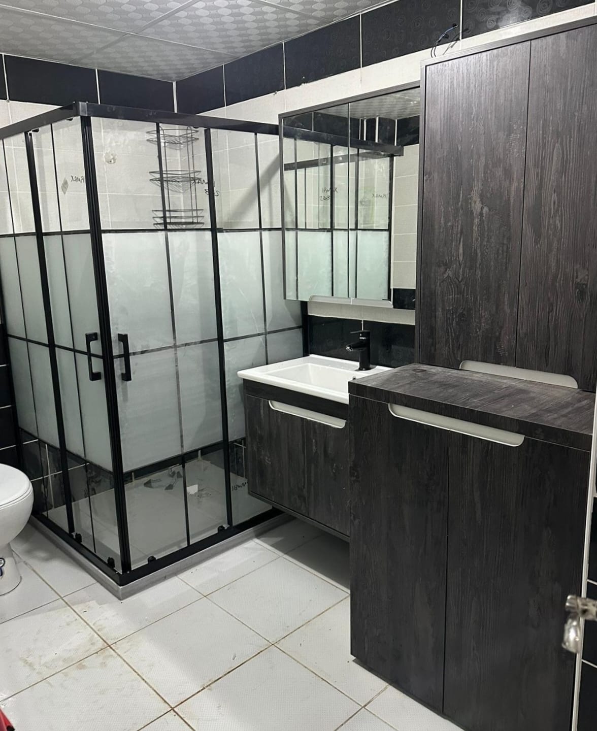 Modüler Modern Banyo Seti (Duş Kabini + Siyah Ahşap Desenli Lavabo Ünitesi)