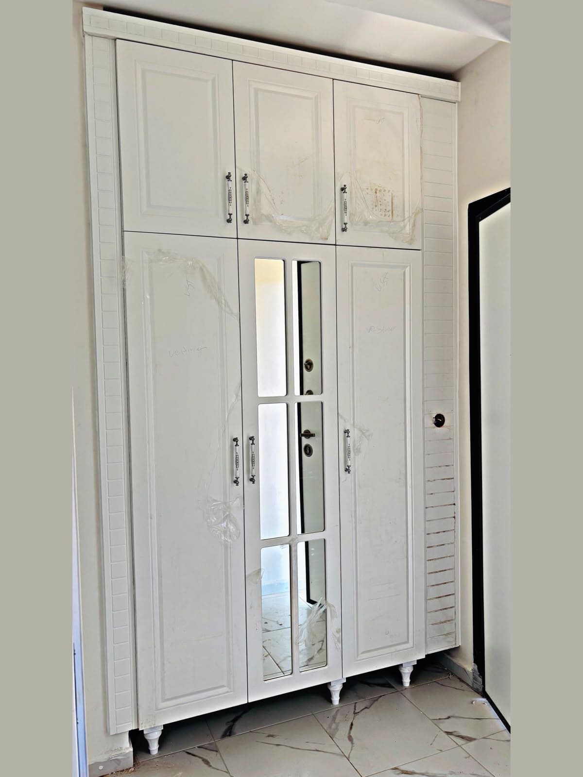 Beyaz Aynalı Kapaklı Modern Gardırop