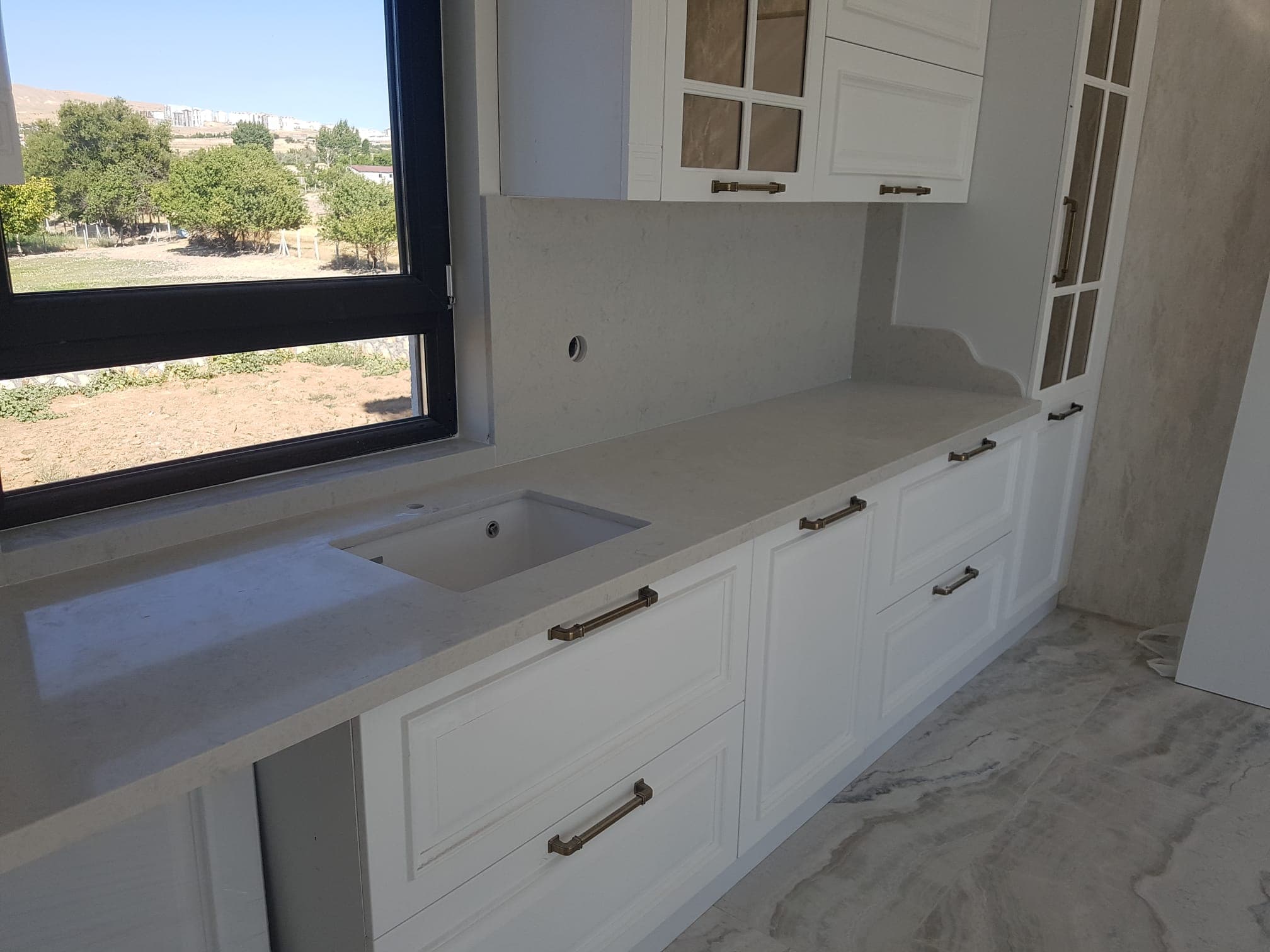 Beyaz Country Mutfak Dolabı Kuvars Tezgahlı Ankastre Eviyeli Şık Mutfak Modeli