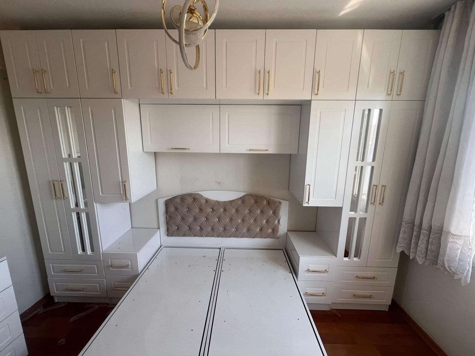 Beyaz Lake Yatak Odası Gardırop Takımı Kapitoneli Başlıklı Özel Tasarım Set