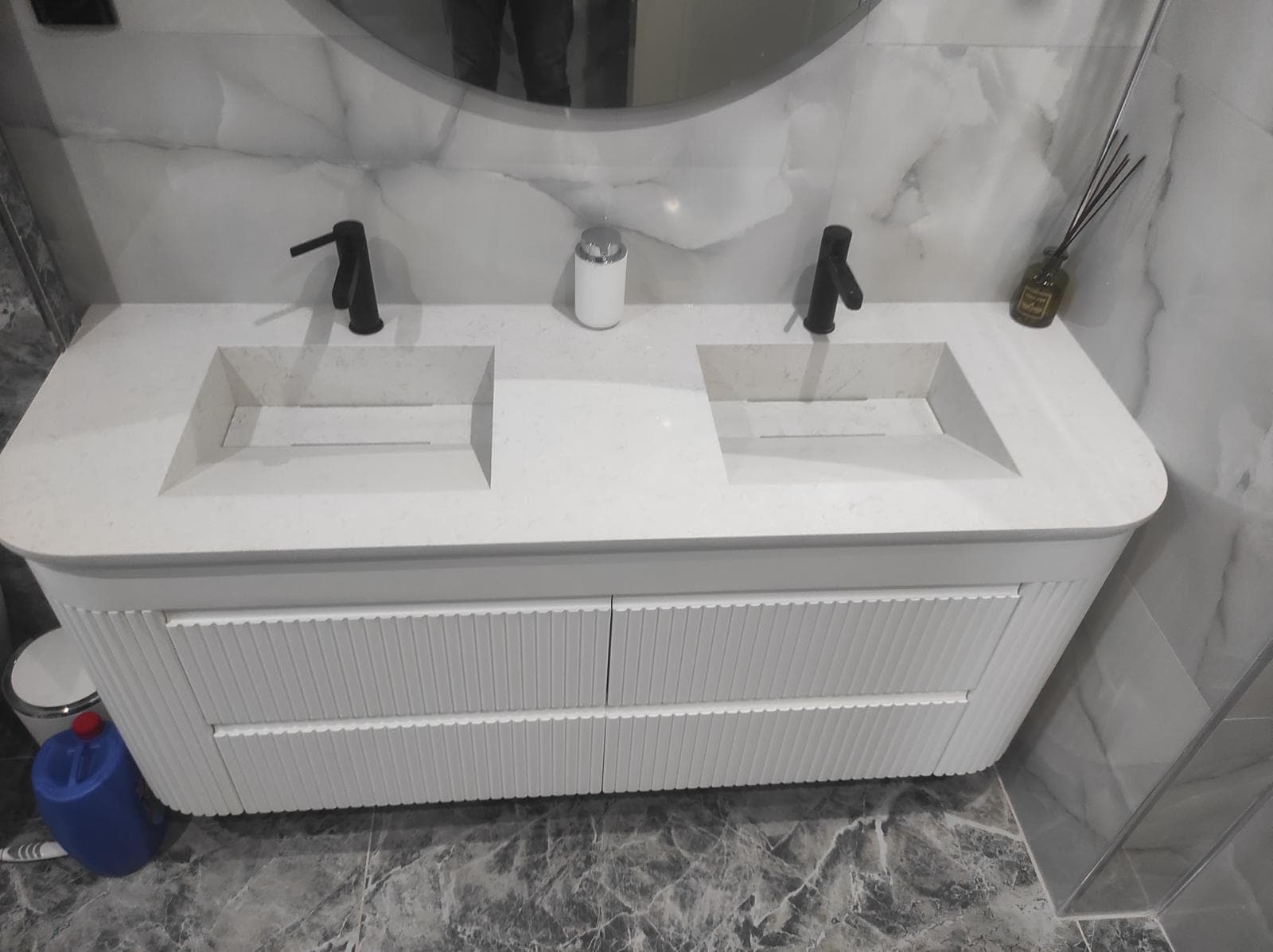 Çift Lavabolu Modern Banyo Dolabı Beyaz Lake Mermer Desenli Tezgah Mat Siyah Bataryalı