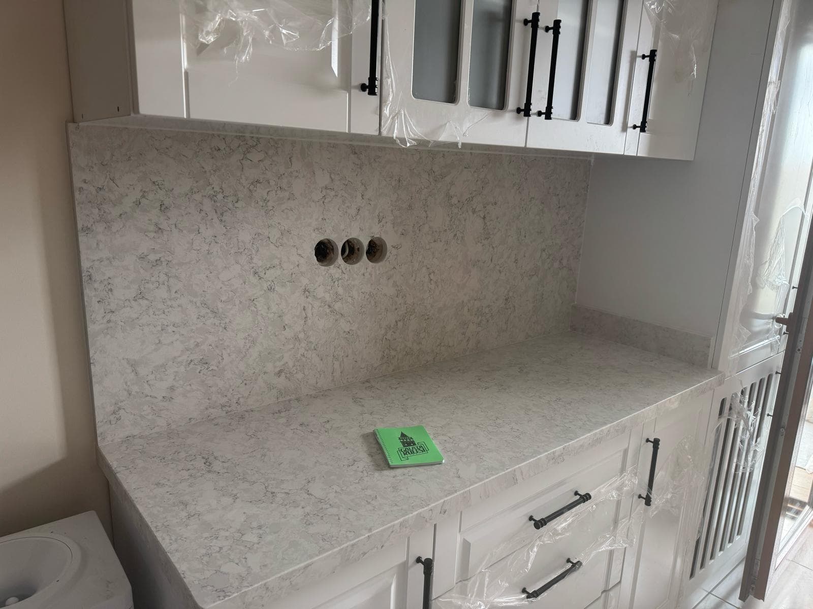 Country Beyaz Mutfak Dolabı Mermer Desenli Tezgahlı Cam Kapaklı Özel Tasarım Model