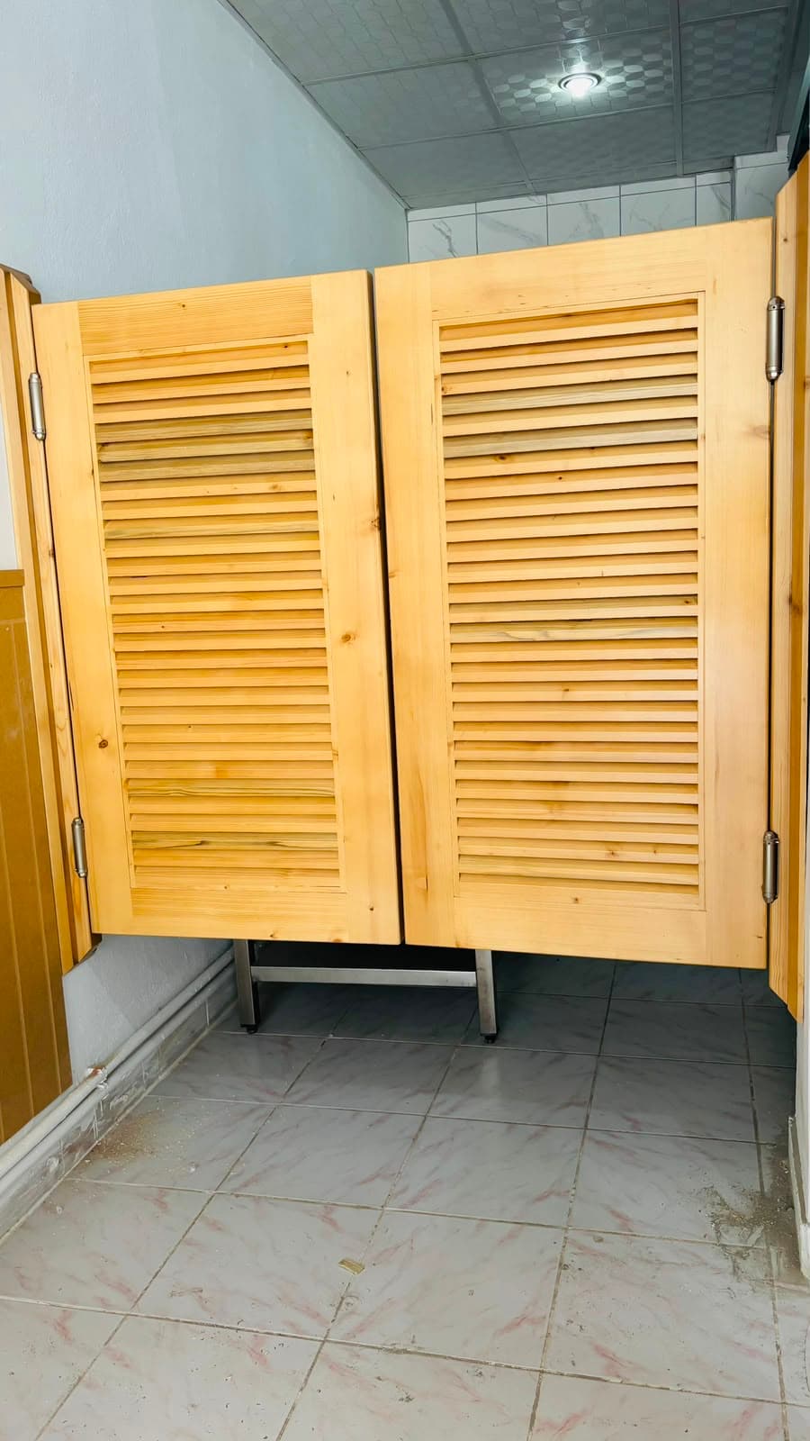 Doğal Ahşap Panjurlu Kapaklı Dolap
