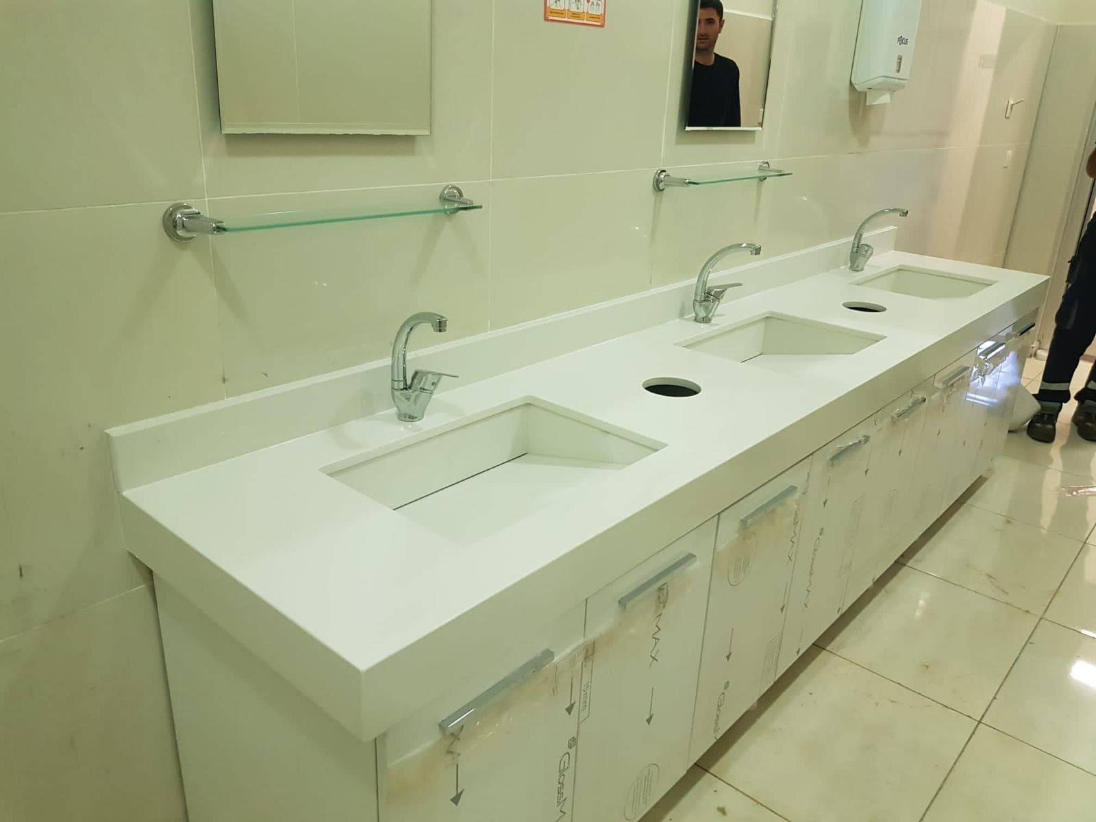 Endüstriyel Çoklu Lavabolu Beyaz Banyo Dolabı Kuvars Tezgahlı Kurumsal Kullanım Modeli