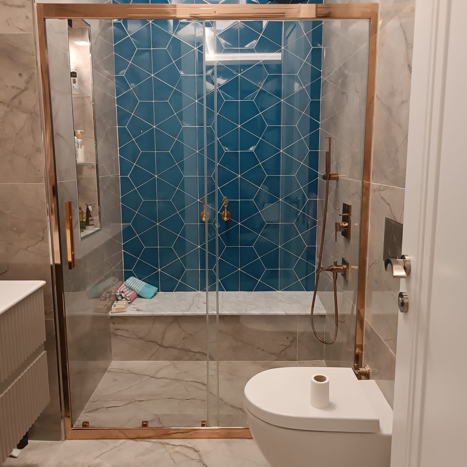 Lüks Gold Profilli Cam Duşakabin Sürgülü Kapılı Modern Banyo Kabin Modeli