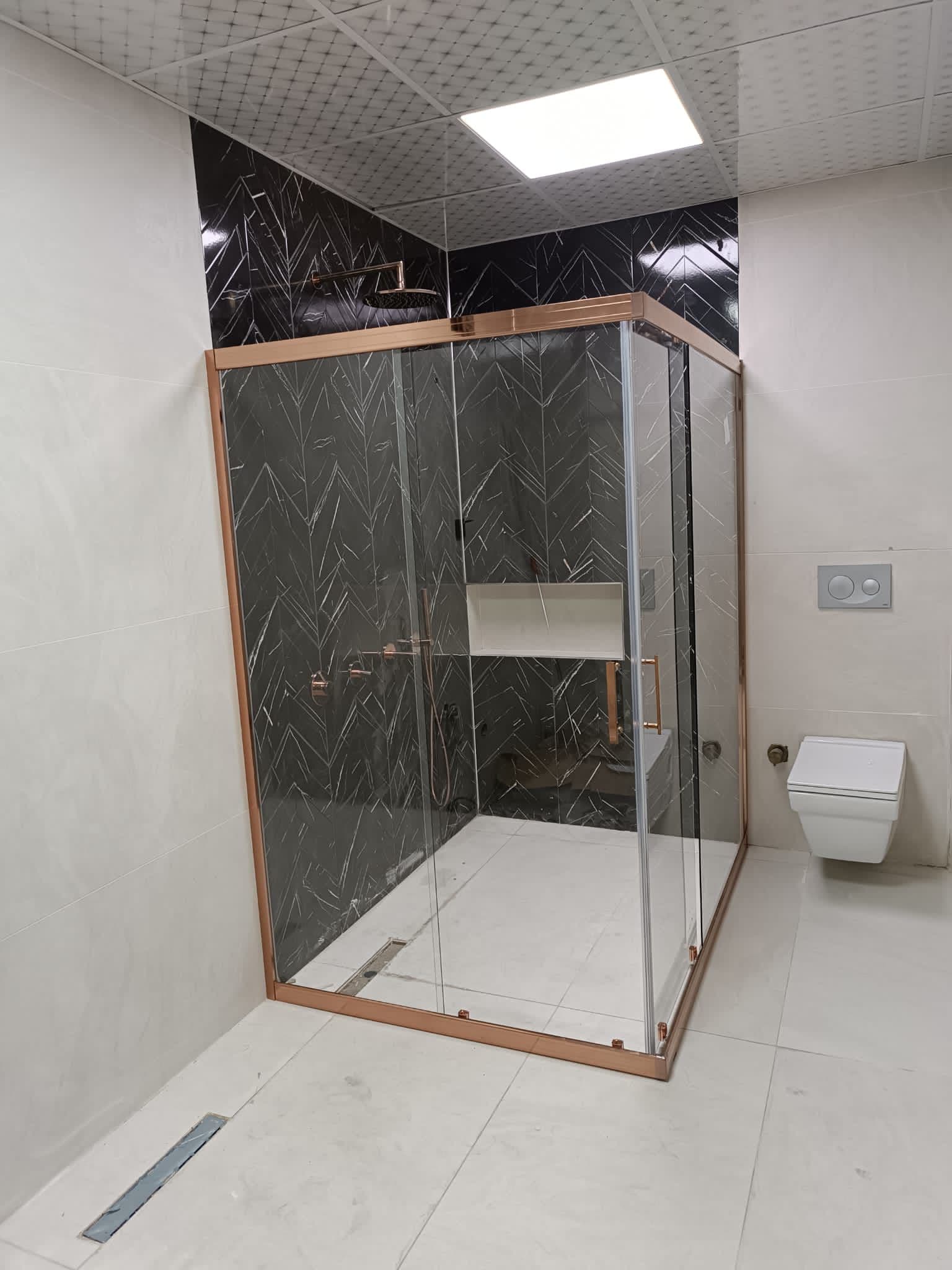 Lüks Rose Gold Köşe Duşakabin Şeffaf Camlı Sürgülü Modern Banyo Kabin Modeli
