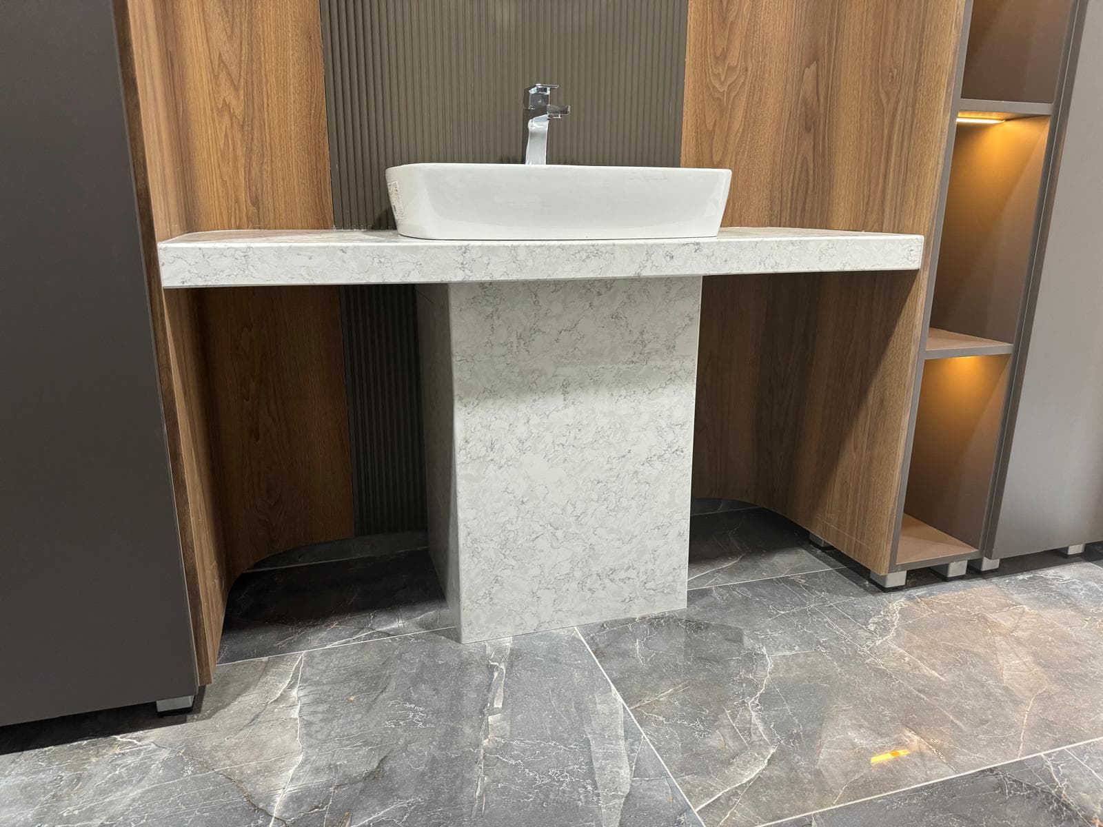 Modern Ahşap Görünümlü Banyo Dolabı Mermer Desenli Tezgahlı Çanak Lavabolu Açık Raflı Model