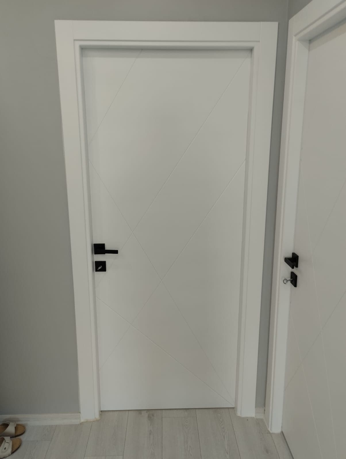 Modern Beyaz Lake İç Oda Kapısı Siyah Kollu Geometrik Desenli Panel Kapı Modeli