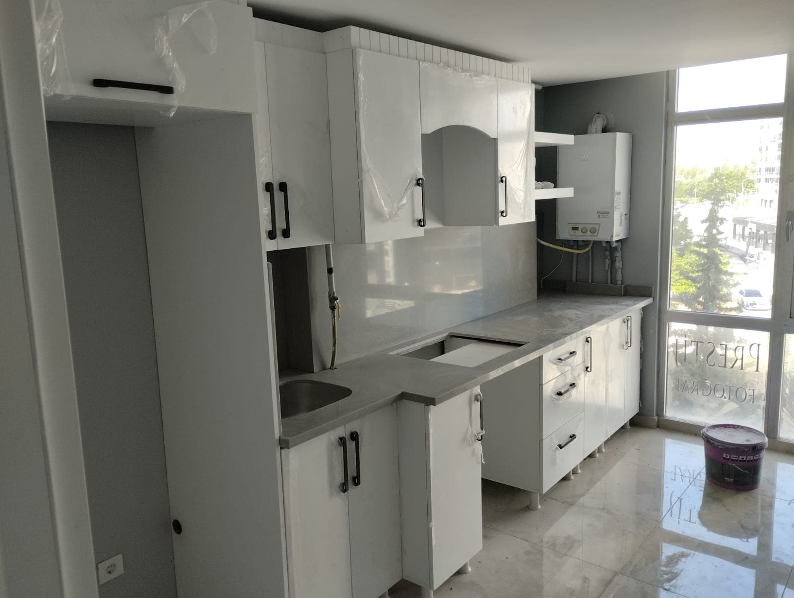 Modern Beyaz Mutfak Dolabı Gri Tezgahlı Siyah Kulplu Özel Tasarım Model