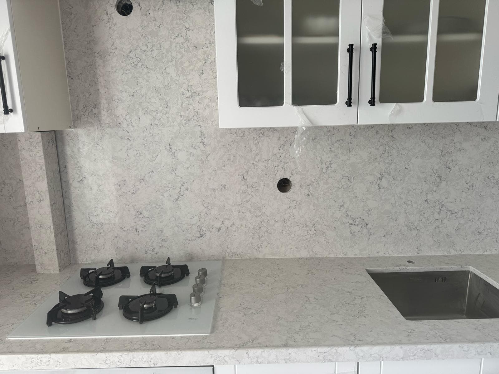 Modern Beyaz Mutfak Dolabı Mermer Desenli Tezgahlı Cam Kapaklı Ankastre Setli Model