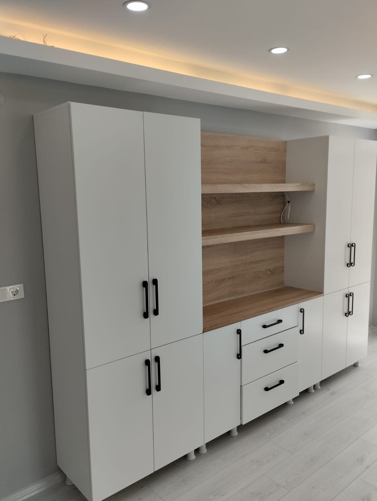 Modern Çok Amaçlı Beyaz Dolap Takımı Ahşap Raflı Çekmeceli Depolama Ünitesi