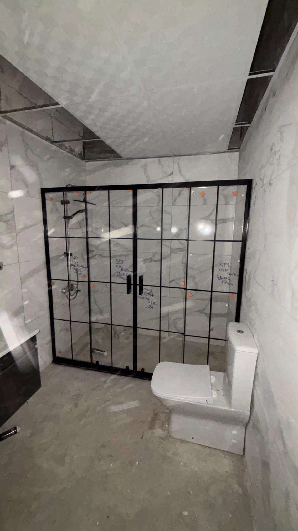 Modern Siyah Çerçeveli Duşakabin Füme Camlı Sürgülü Banyo Kabin Modeli