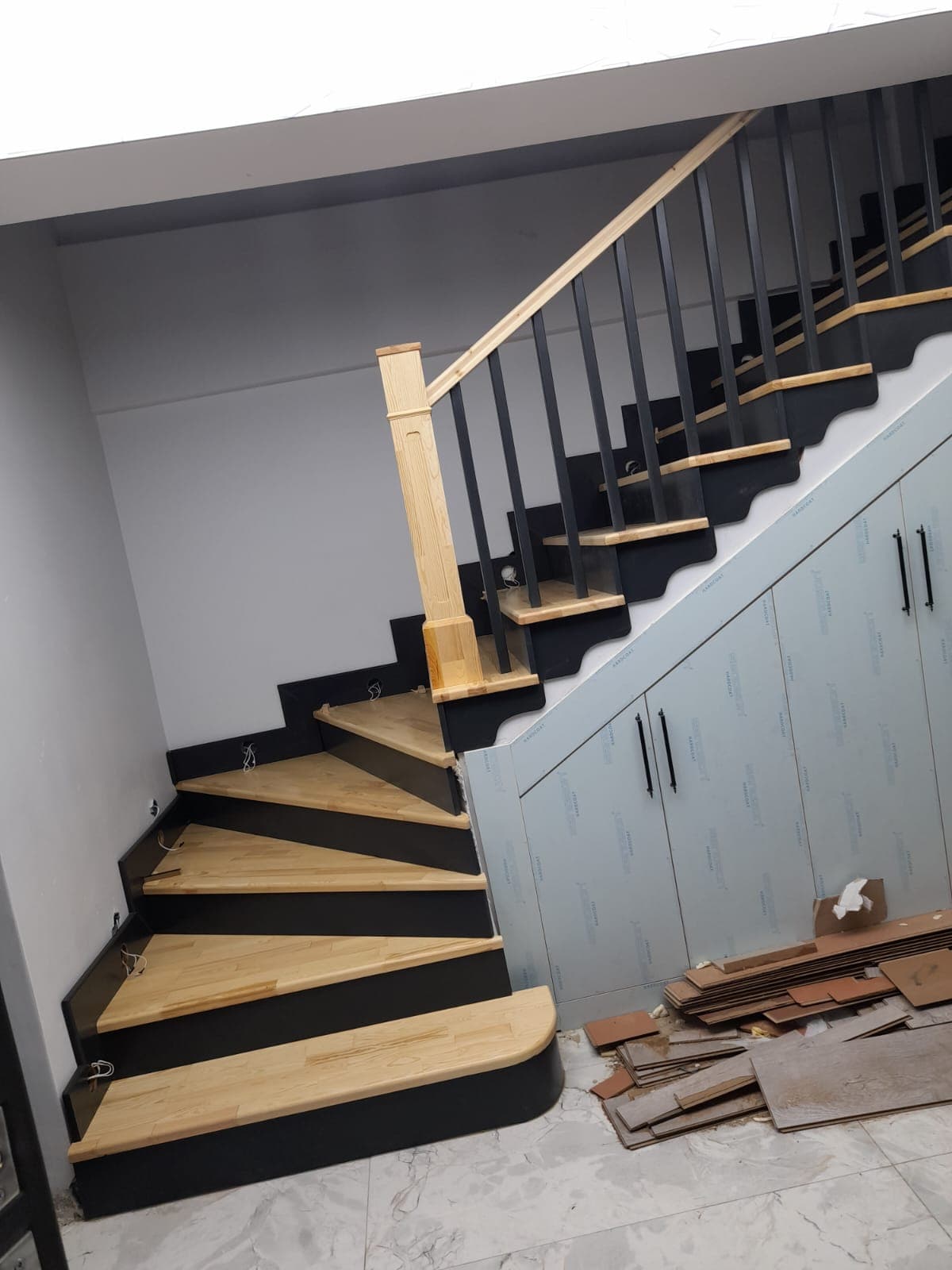 Modern Siyah Metal Korkuluklu Ahşap Merdiven Dubleks Villa İç Mekan L Tipi Model