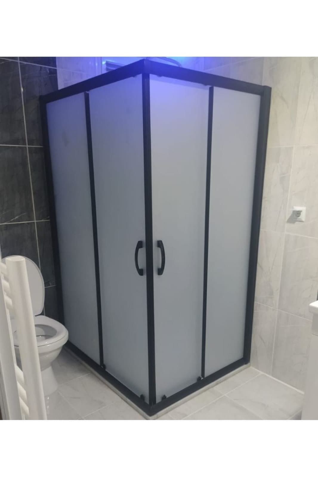 Modern Siyah Profilli Köşe Duşakabin Mat Camlı Açılır Kapılı Banyo Kabin Modeli