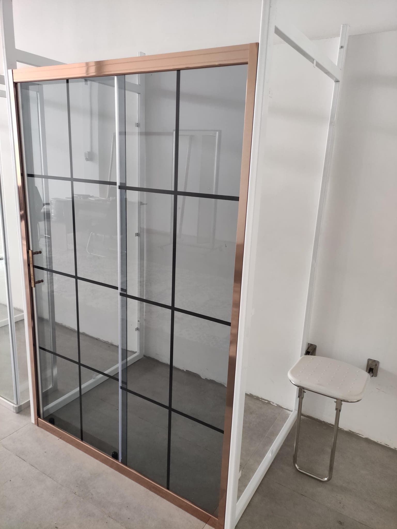 Rose Gold Çerçeveli Füme Cam Duşakabin Siyah Çıtalı Modern Kare Kabin Modeli